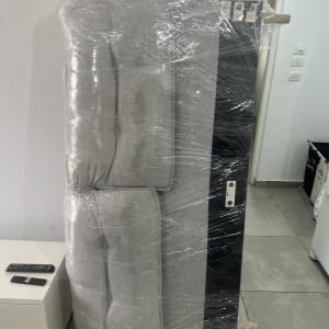 ספה עטופה בניילון מוכנה להובלה