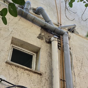 צינורות ותשתיות חיצוניות על קיר בניין