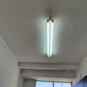 תאורת פלורסנט על תקרה לבנה בחדר