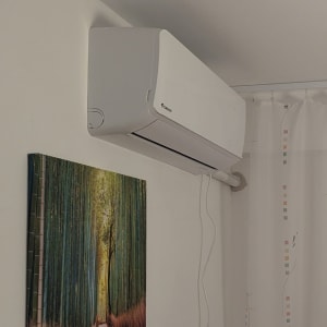 מזגן לבן מותקן על קיר לבן בחדר