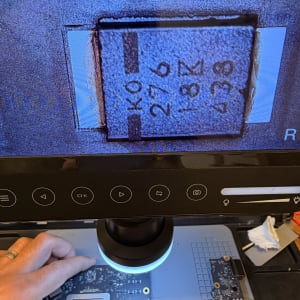 מעגל מודפס עם רכיב אלקטרוני תחת מיקרוסקופ