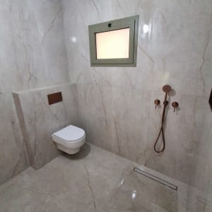 חדר אמבטיה עם שירותים ומקלחת