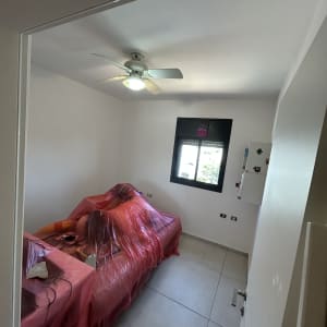 חדר עם רהיטים מכוסים בניילון לקראת צביעה