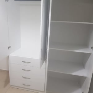 ארון לבן עם מדפים ודלתות פתוחות