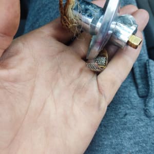 חלק מתכת עם חוטים ביד של אדם