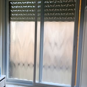 חלון אלומיניום עם זכוכית חלבית