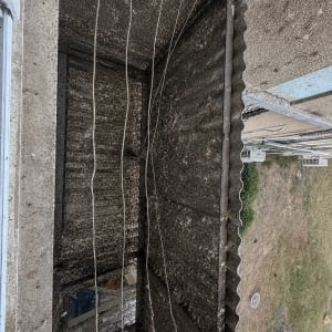 מרפסת מלוכלכת עם חוטים תלויים