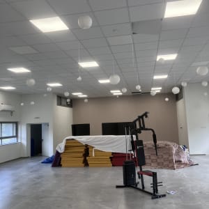 חדר עם תקרה לבנה, מנורות תלויות, קיר צבוע.