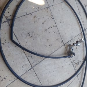 צינור שחור עם ברז על רצפה