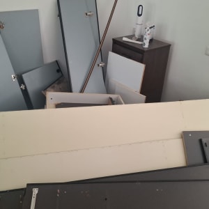 חלקי ארונות ורהיטים מפורקים בדירה במהלך תהליך פינוי