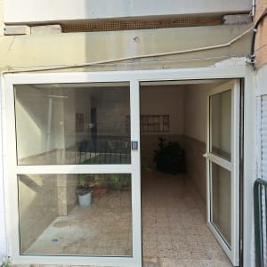 דלת אלומיניום עם זכוכית בכניסה לבניין