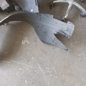 חלקי פלסטיק לרכב על רצפת מוסך