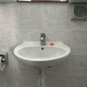 כיור אמבטיה עם ברז ומראה