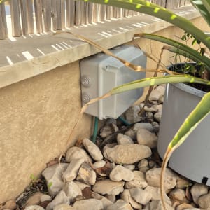 תיבת חיבורים חשמלית מותקנת על קיר חיצוני