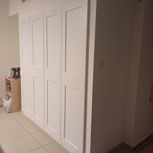 קיר גבס עם דלתות לבנות מובנות