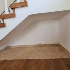 רצפה אטומה מתחת למדרגות עם אריחים חומים