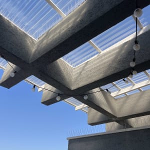 דוקרנים על גג למניעת יונים