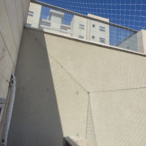 התקנת רשת נגד יונים במסתור כביסה בבניין מגורים
