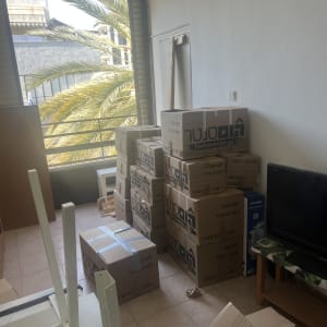 קופסאות קרטון לאריזה בחדר עם חלון פתוח