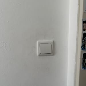 מתג חשמלי על קיר לבן