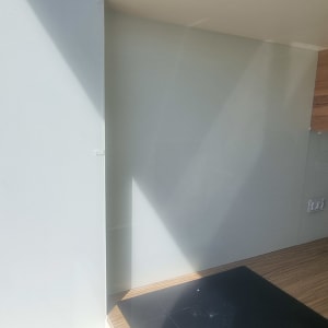 זכוכית שקופה על קיר מטבח ליד חלון