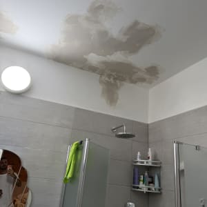 תקרה עם סימני רטיבות בחדר אמבטיה