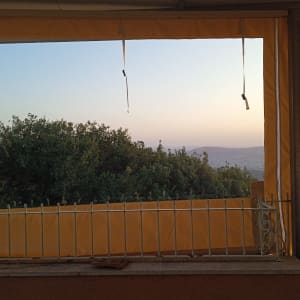 סוכך צהוב עם רצועות קשירה לבנות