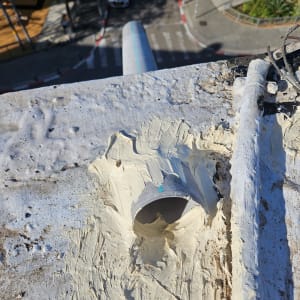 צינור על גג עם חומר איטום מסביב