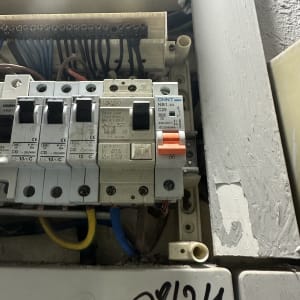 לוח חשמל עם מפסקים וחוטים צבעוניים