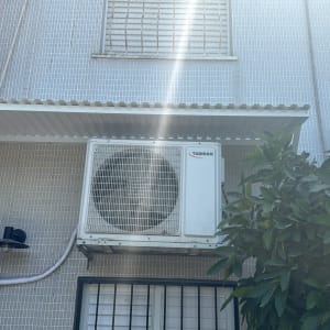 יחידת מיזוג אוויר מותקנת על קיר עם גג אלומיניום