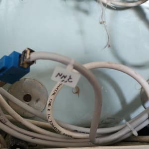 כבלים מחוברים עם תוויות בתחום רשתות תקשורת