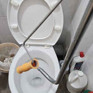 אסלה עם כלי עבודה לניקוי צנרת