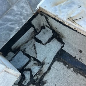 איטום גג עם חומרי איטום שחורים