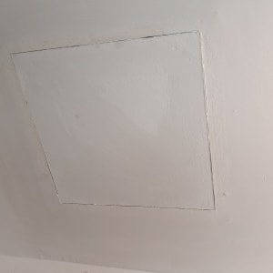 תקרה עם פתח מרובע סגור בגבס
