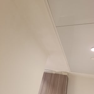 תקרה וקיר צבועים עם ארון עץ