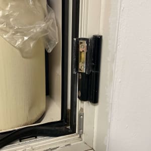 ציר חלון אלומיניום עם פח אשפה ליד