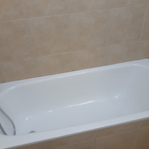 אמבטיה נקייה עם אריחים בהירים על הקיר