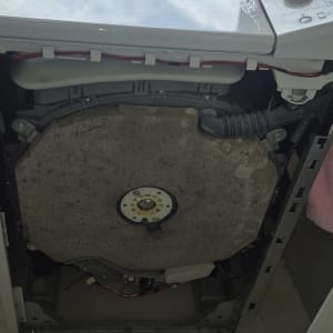 מכונת כביסה פתוחה עם חלקים פנימיים גלויים