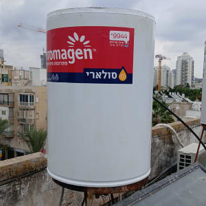 דוד שמש לבן עם לוגו אדום על גג