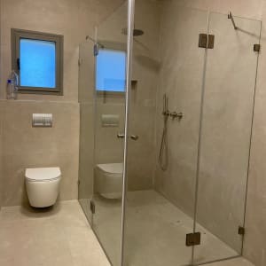מקלחון זכוכית בחדר אמבטיה מודרני