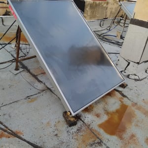 פאנל סולארי מותקן על גג עם חיבורים וצינורות