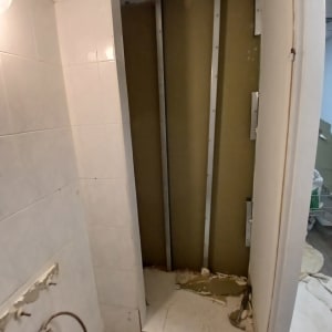 חדר אמבטיה בשיפוץ עם קירות פתוחים