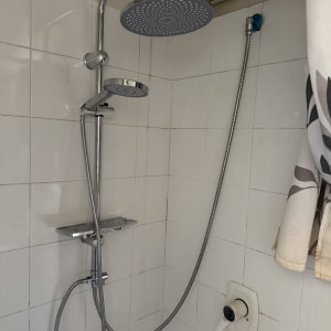 מקלחת עם ראשי מקלחת וכפתור מים