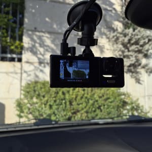 מצלמת רכב מותקנת על שמשת הרכב