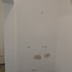 קיר עם תיקוני צבע וטיח