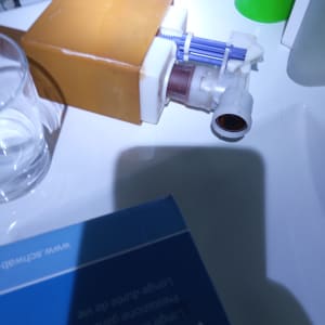 חלקי צנרת פלסטיק על שולחן לבן