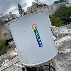 דוד שמש על גג עם מדבקת מותג אידאל