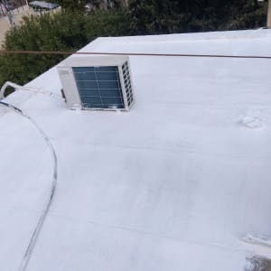 גג אטום בצבע לבן עם מזגן