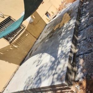 משטח בטון יצוק עם צל ברקע