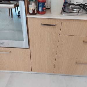 מוצרים על השיש במטבח ליד כיריים ותנור